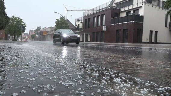 Ein Auto fährt bei Hagel auf einer Straße in Rethem © NonstopNews 