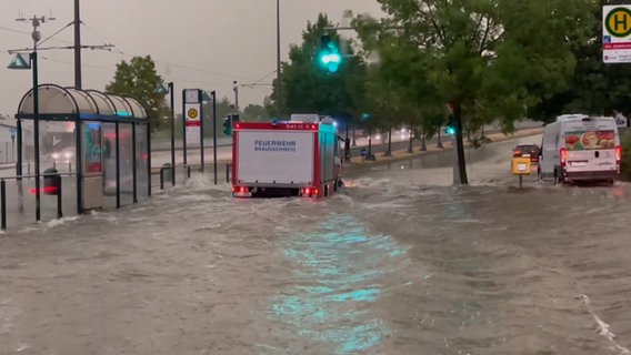 Ein Feuerwehrfahrzeug fährt durch eine überflutete Straße in Braunschweig. © NonstopNews 