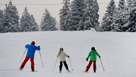 Wintersportler fahren Ski im Harz. © picture alliance/Frank May Foto: Frank May