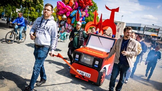 Gruppen mit Bollerwagen sind an Christi Himmelfahrt am Maschsee in Hannover unterwegs. © dpa Foto: Moritz Frankenberg