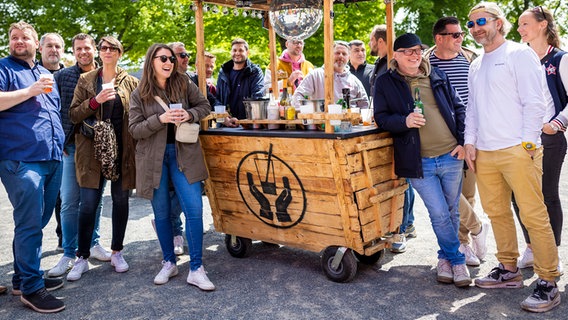 Eine Gruppe mit einer mobilen Bar ist an Christi Himmelfahrt am Maschsee in Hannover unterwegs. © dpa Foto: Moritz Frankenberg