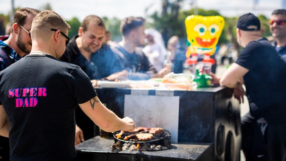 Eine Gruppe Männer grillt an Christi Himmelfahrt am Maschsee in Hannover. © dpa Foto: Moritz Frankenberg