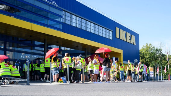 Beschäftigte im niedersächsischen Einzelhandel stehen bei einem Warnstreik vor der Ikea-Filiale Expo-Park. © dpa Foto: Julian Stratenschulte