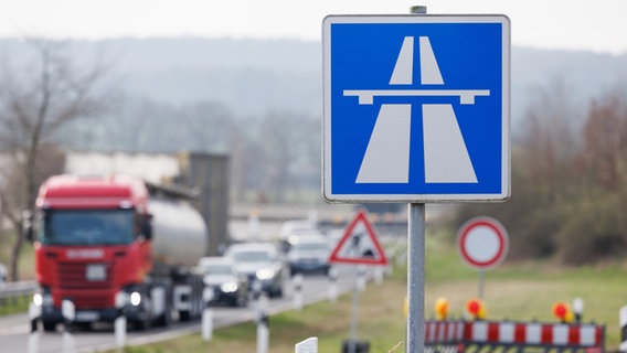 Znaki drogowe "€žautostrada"€œ i "€žZakaz ruchu drogowego" Znaleziono przy wjeździe na autostradę w kierunku Bremy i Oldenburga.  © Image Alliance/dpa/Friso Gentsch Zdjęcie: Friso Gentsch