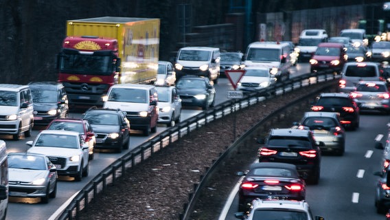 Zahlreiche Fahrzeuge fahren auf einer Autobahn. © NDR Foto: Julius Matuschik