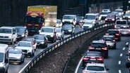 Zahlreiche Fahrzeuge fahren auf einer Autobahn. © NDR Foto: Julius Matuschik