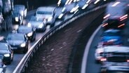 Zahlreiche Fahrzeuge fahren auf einer Autobahn. © NDR Foto: Julius Matuschik