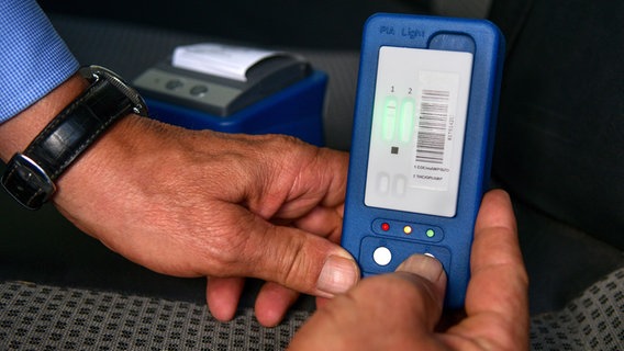 Ein Techniker demonstriert bei einer Kontrolle von Verkehrsteilnehmern ein Drogentestgerät welches Rauschmittel in Körperflüssigkeiten nachweisen kann. © picture alliance/dpa/Axel Heimken Foto: Axel Heimken