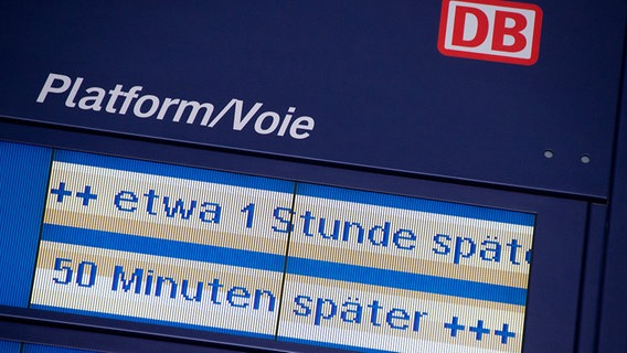 A railway display board provides information about delays.  © dpa-Bildfunk Photo: Julian Stratenschulte