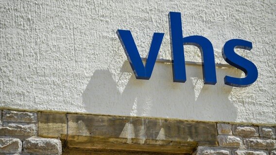 Blaue Buchstaben "vhs" an einer Wand. © picture alliance / imageBROKER | Schoening Foto: Schoening