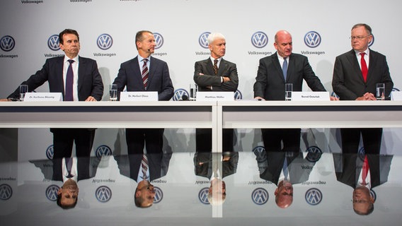 Die Volkswagen-Vorstände Karlheinz Blessing , Herbert Diess, Matthias Müller, Bernd Osterloh und der niedersächsische Ministerpräsident Stephan Weil (v.l.). © dpa-Bildfunk Foto: Philipp von Ditfurth