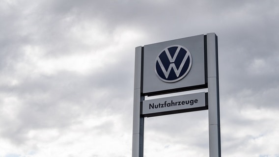 Das Bild zeigt das Volkswagen-Logo mit dem Zusatz "Nutzfahrzeuge". © dpa-Bildfunk Foto: Sina Schuldt