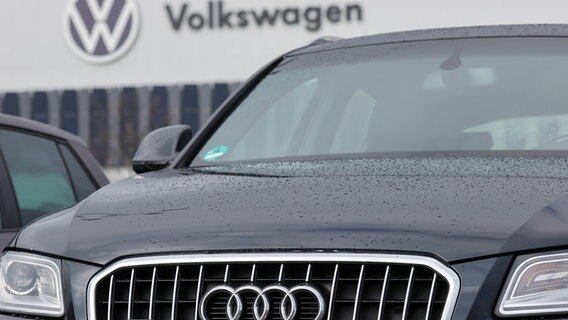 Ein Audi parkt vor einem VW-Werk. © picture alliance/dpa/Jan Woitas Foto: Jan Woitas