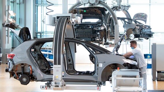 Ein Mitarbeiter bei Volkswagen montiert einen Pkw. © dpa-Bildfunk Foto: Sebastian Kahnert