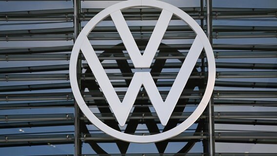 Das Logo von VW ist an einem Markenpavillon in der Autostadt in Wolfsburg zu sehen. © picture-alliance Foto: Swen Pförtner