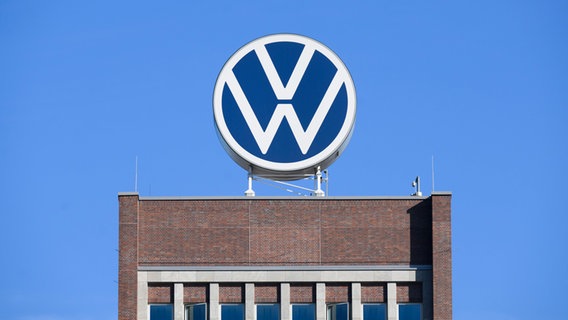Das VW-Logo steht auf dem Markenhochhaus im Volkswagen Stammwerk. © dpa-Bildfunk Foto: Julian Stratenschulte