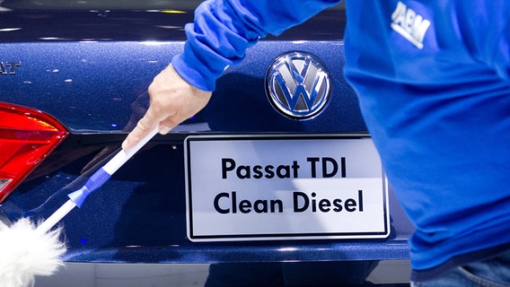 Auf einem Schild auf einem VW steht "Passat TDI Clean Diesel". © dpa - Bildfunk Foto: Friso Gentsch