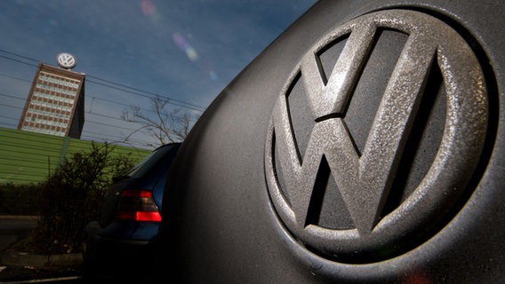 Ein verdrecktes VW Logo an einem Auto auf dem Mitarbeiterparkplatz von VW in Wolfsburg  