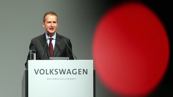 Herbert Diess, Vorstandsvorsitzender der Volkswagen AG, spricht auf der Hauptversammlung 2018 der Volkswagen AG auf dem Berliner Messegelände. © dpa-Bildfunk Foto: Wolfgang Kumm/dpa
