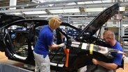 Mitarbeiter arbeiten am 28.06.2017 im Volkswagen Werk in Emden am Band am Passat Modell. © picture alliance Foto: Carmen Jaspersen