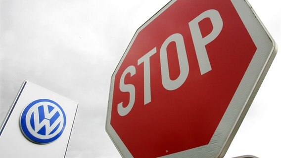 Ein Stop-Schild steht vor dem VW-Werk in Salzgitter. © picture alliance Foto: Rainer Jensen