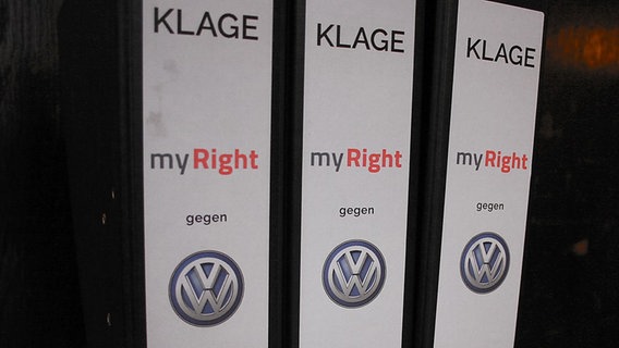 Aktenordner mit VW-Klagen stehen nebeinander. © NDR Foto: Carmen Woisczyk