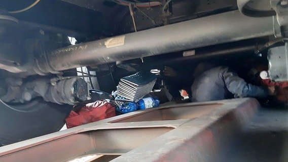 Der Raum zwischen einem Lkw und einem Bahnwaggon, wo sich zwei Frauen versteckt und von Bremen nach München gereist sind. © Bundespolizeiinspektion München 