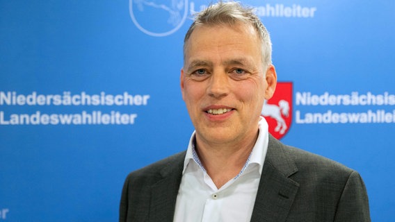 Markus Steinmetz, niedersächsischer Landeswahlleiter, steht im Innenminsiterium. © dpa Foto: Alicia Windzio