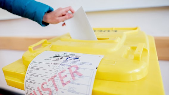 Eine Wählerin wirft in einem Wahlraum ihren Stimmzettel in eine Wahlurne. © picture allianz/dpa Foto: Hauke-Christian Dittrich