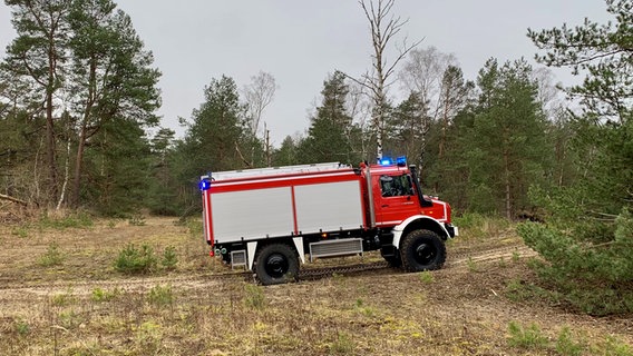Ein Spezialfahrzeug zur Waldbrandbekämpfung steht an einem Waldstück. © Nds. Ministerium für Inneres und Sport 