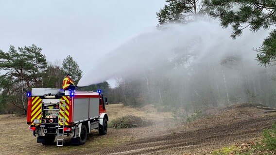 Von einem Spezialfahrzeug zur Waldbrandbekämpfung wird zu Demonstrationszwecken Wasser versprüht. © Nds. Ministerium für Inneres und Sport 