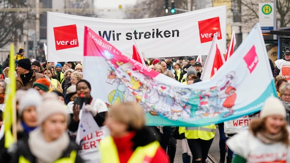 Zahlreiche Personen nehmen an einem Warnstreik teil. © picture alliance/dpa | Uwe Anspach Foto: Uwe Anspach
