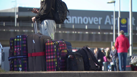 Reisende mit Gepäck vor dem Hannover Airport in Langenhagen (Warnstreik). © NDR 