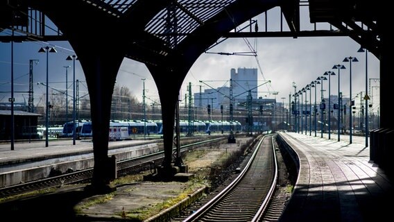 Menschenleer sind die Bahnsteige am Hauptbahnhof. © dpa-Bildfunk Foto: Hauke-Christian Dittrich/dpa