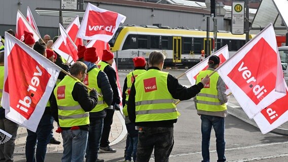 ver.di-Mitglieder bei eine Kundgebung im Rahmen eines Warnstreiks © dpa-Bildfunk Foto: Bernd Weißbrod