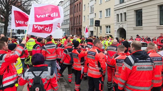 Rettungskräfte demonstrieren bei einer Kundgebung der Gewerkschaft ver.di. © NDR Foto: Jan-Henrik Ipsen