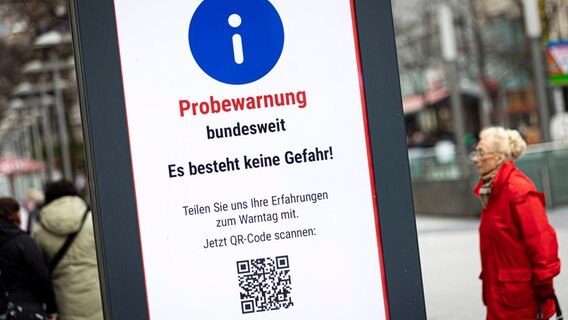 Auf einer Tafeln in der Innenstadt Hannovers wird auf die Probewarnung am Warntag hingewiesen. © Moritz Frankenberg/dpa Foto: Moritz Frankenberg