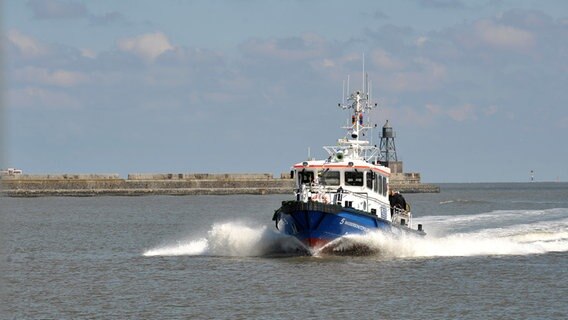 Ein Boot der Wasserschutzpolizei fährt in der Jade vor Wilhelmshaven. © picture alliance/dpa/Carmen Jaspersen Foto: Carmen Jaspersen