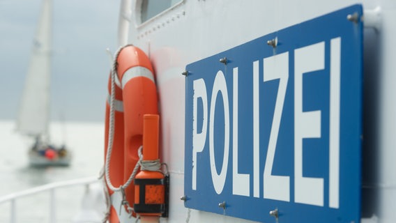 Der Schriftzug "Polizei" ist am 29.07.2015 am Küstenstreifenboot "Granitz" im Hafen von Sassnitz (Mecklenburg-Vorpommern zu sehen. Der Schriftzug "Polizei" ist am 29.07.2015 am Küstenstreifenboot "Granitz" im Hafen von Sassnitz (Mecklenburg-Vorpommern zu sehen. © picture alliance / dpa Foto: Stefan Sauer