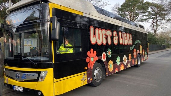 Auf einem gelben Wasserstoffbus steht "Luft und Liebe". © NDR Foto: Frank Jacobs