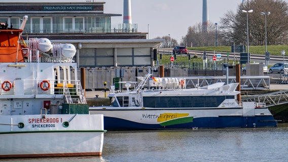 Die Schnellfähre WattnExpress liegt im Hafen von Neuharlingersiel. © picture alliance / Jochen Tack 