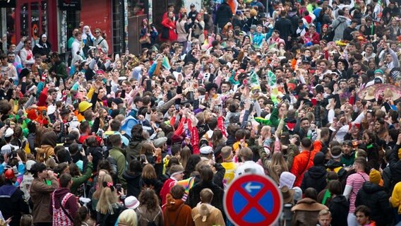 Menschen feiern Weiberfastnacht in Köln. © dpa-Bildfunk Foto: Thomas Banneyer