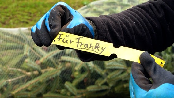 Auf einem Schild steht "Für Franky". © Nord-West-Media TV 