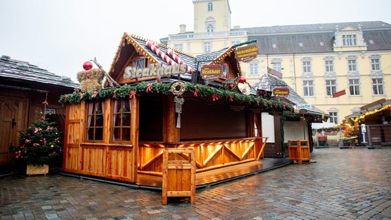 Ein geschlossener Verkaufsstand auf dem Weihnachtsmarkt. © dpa-Bildfunk Foto: Hauke-Christian Dittrich/dpa