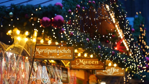 Ein Stand auf dem Weihnachtsmarkt ist hell erleuchtet. © picture alliance/dpa | Marcus Brandt Foto: Marcus Brandt