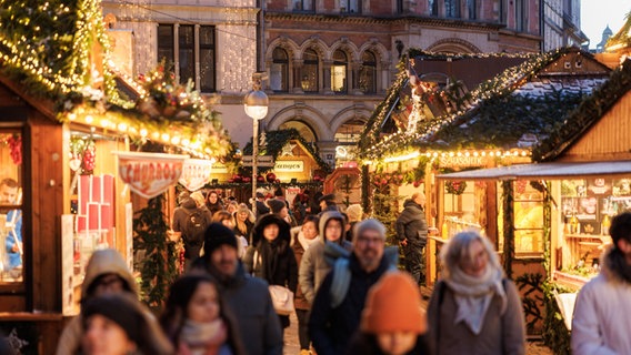 Besucher schlendert über den Weihnachtsmarkt in der Altstadt von Hannover. © picture alliance/dpa | Ole Spata Foto: Ole Spata