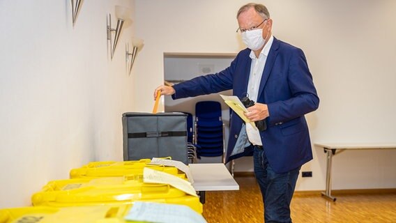Stephan Weil (SPD), Ministerpräsident von Niedersachsen, gibt in einem Wahllokal seine Stimme für die Kommunalwahlen in Niedersachsen ab. © dpa-Bildfunk Foto: Moritz Frankenberg