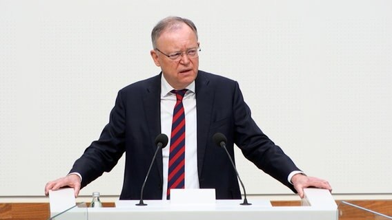 Stephan Weil (SPD), Ministerpräsident Niedersachsens, spricht im Niedersächsischen Landtag. © NDR 
