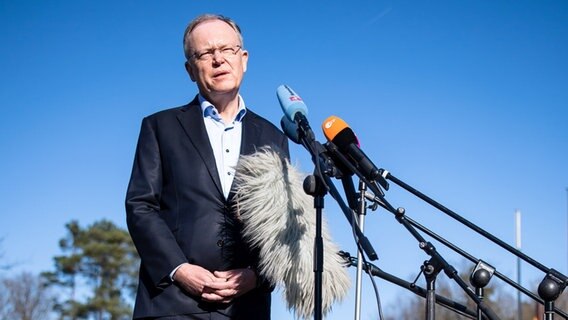 Stephan Weil (SPD), Ministerpräsident von Niedersachsen, gibt vor dem Ankunftszentrum der Landesaufnahmebehörde Niedersachsen in Bad Fallingbostel ein Pressestatement. © dpa Foto: Sina Schuldt