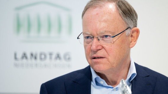 Stephan Weil (SPD), Ministerpräsident Niedersachsen, spricht in der Landespressekonferenz im niedersächsischen Landtag. © dpa-Bildfunk Foto: Julian Stratenschulte